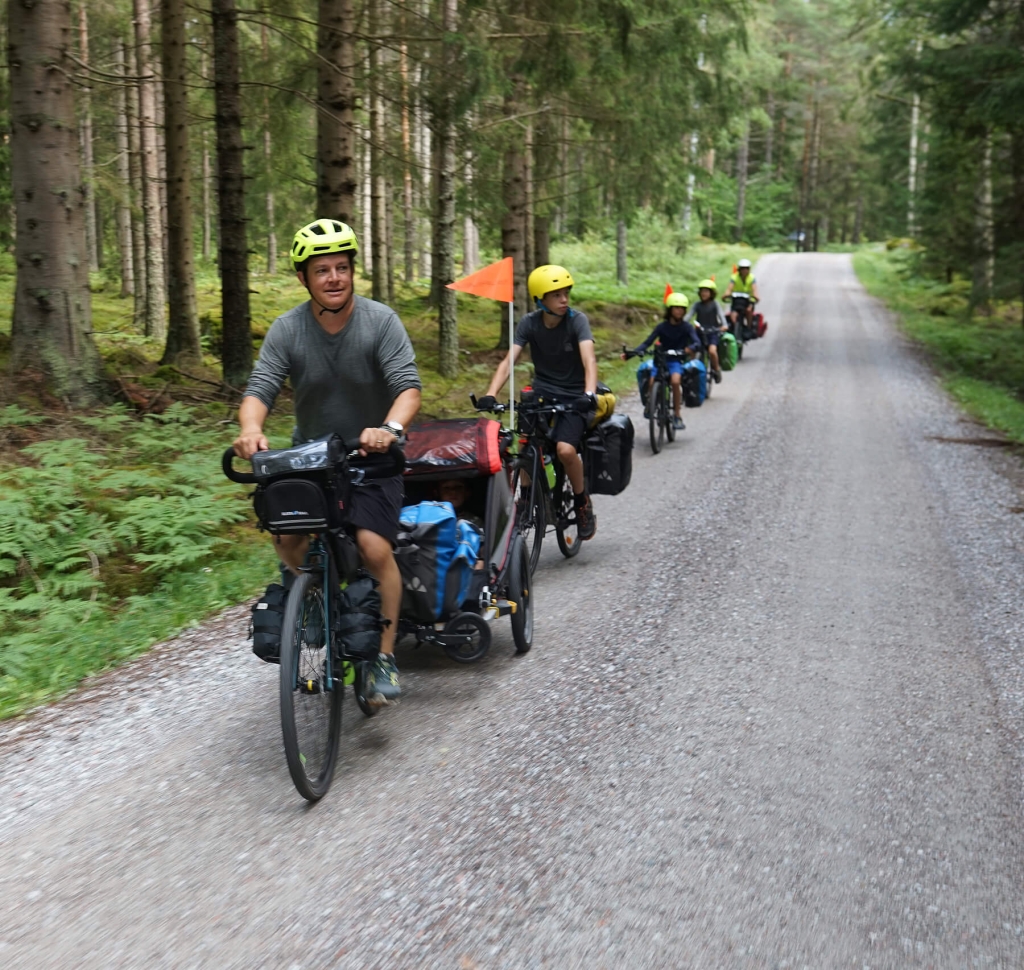 Eine Gruppe Radfahrer in einem Wald
