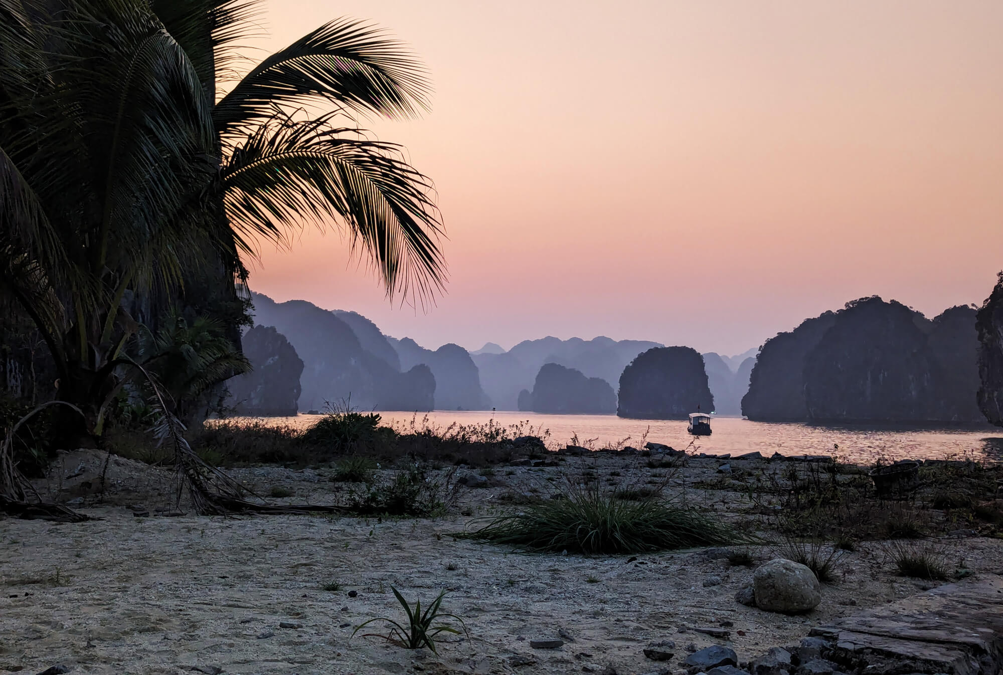 Sonnenuntergang in einer tropischen Bucht