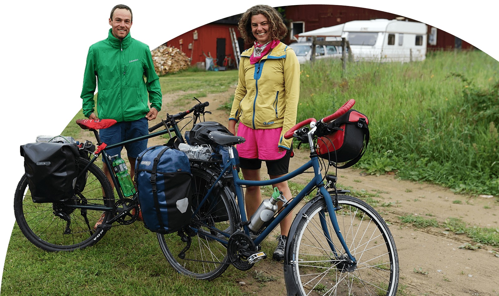 2 Warmshowers-Radfahrer stehen vor dem Grundstück eines Gastgebers.