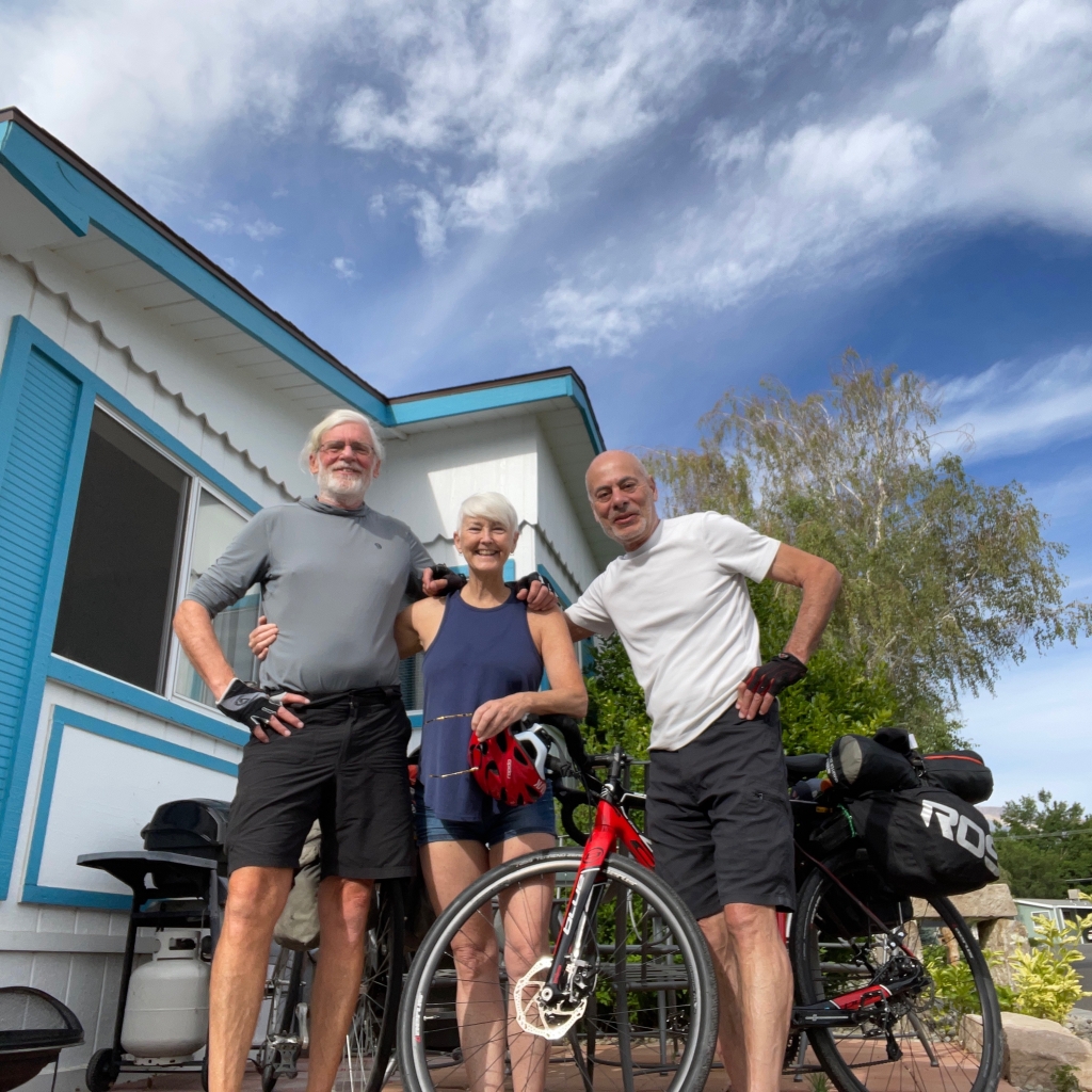 Eine Gruppe Radfahrer mit Gastgeber